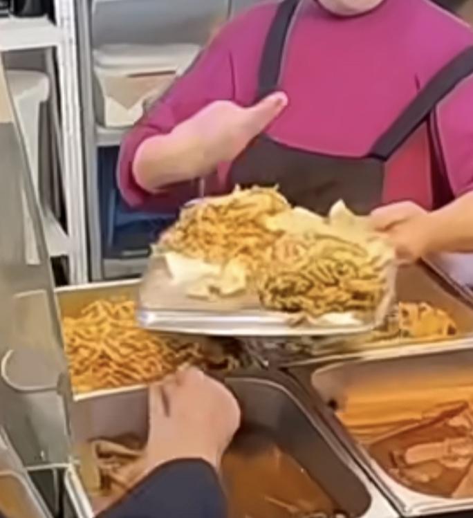 是神医啊
竟然治好了阿姨多年手抖的毛病
女生假装学校领导视察餐厅，阿姨不仅手不抖