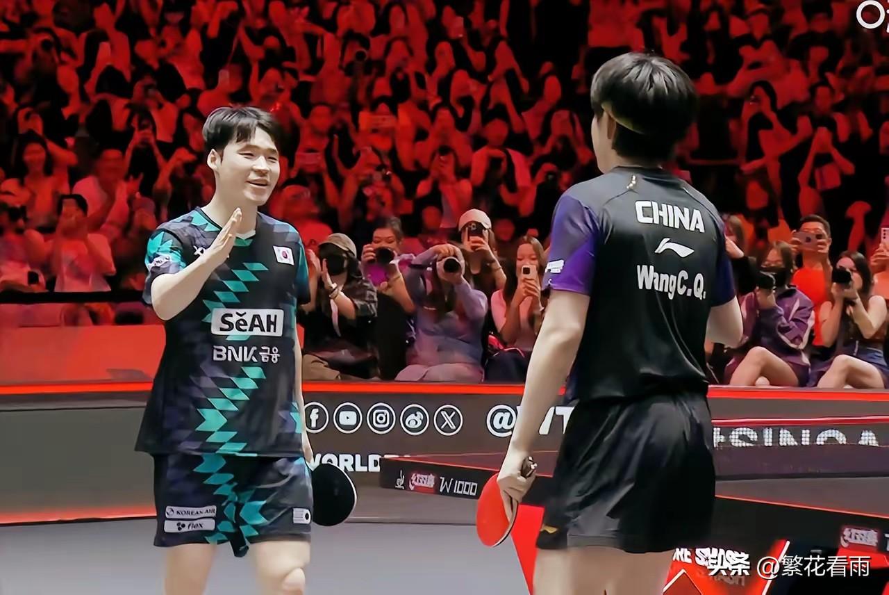 昨天王楚钦和张禹珍的乒乓球比赛充满了戏剧性，场上印度籍主裁判多次抢戏，两次判王楚