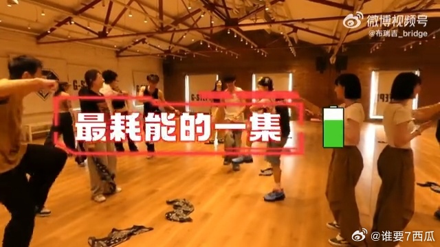 布瑞吉舞台态度新说唱2025 布瑞吉的眼神会说话！凶狠中带着坚定，站在舞台上就自