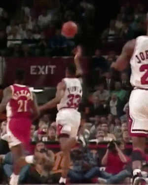 乔丹这个大手，搭配超强的弹跳力，让他在球场任何地方都得心应手！