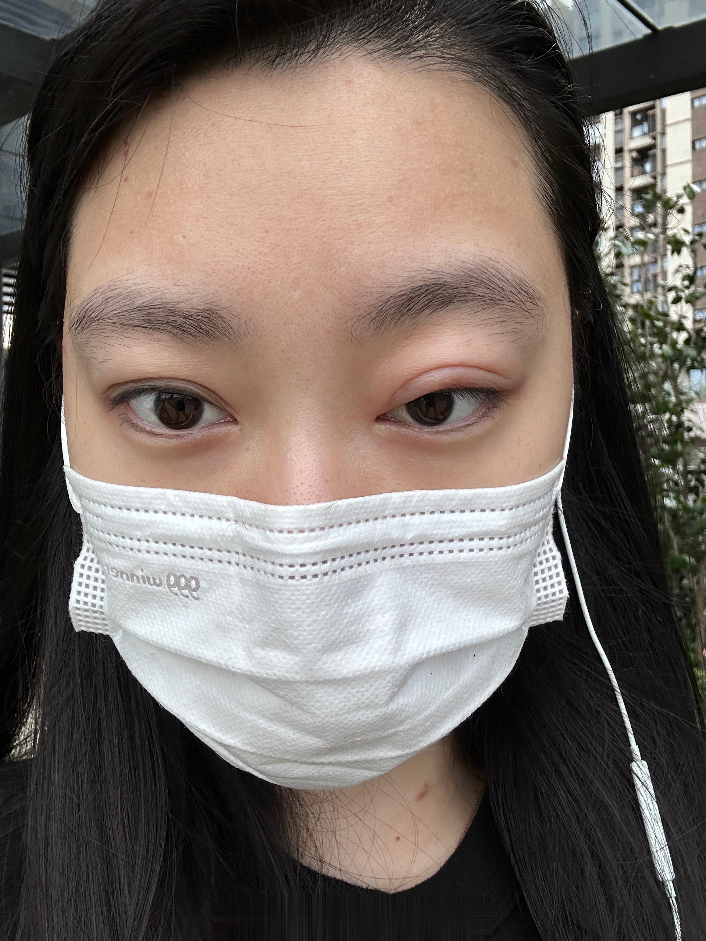 出门了眼睛要睁不开了好肿 没办法化妆但是还有事情要做 要出门 [泪] ​​​