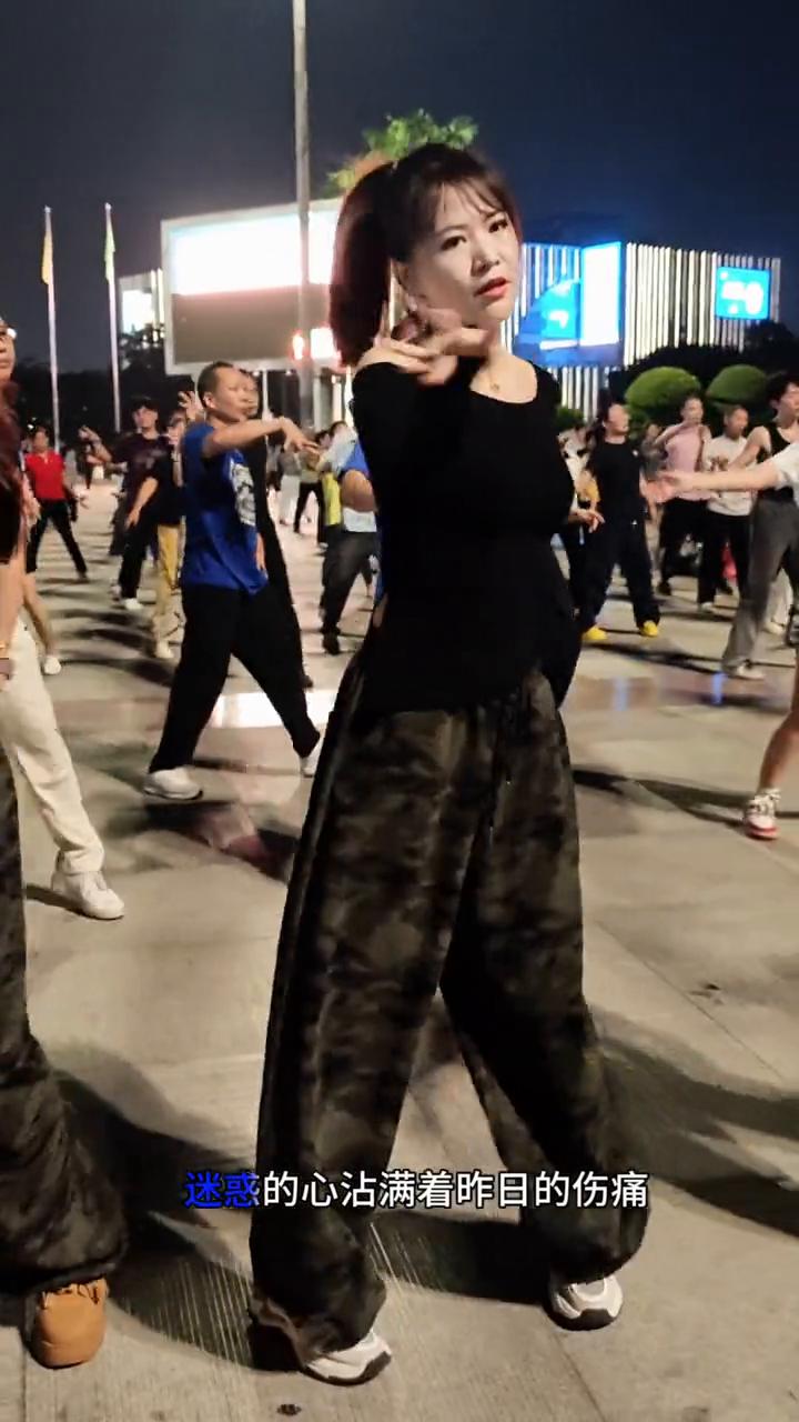 昨夜的雨惊醒我沉睡中的梦，迷惑的心沾满着昨日的伤痛，失去的爱是否还能够再拥有。