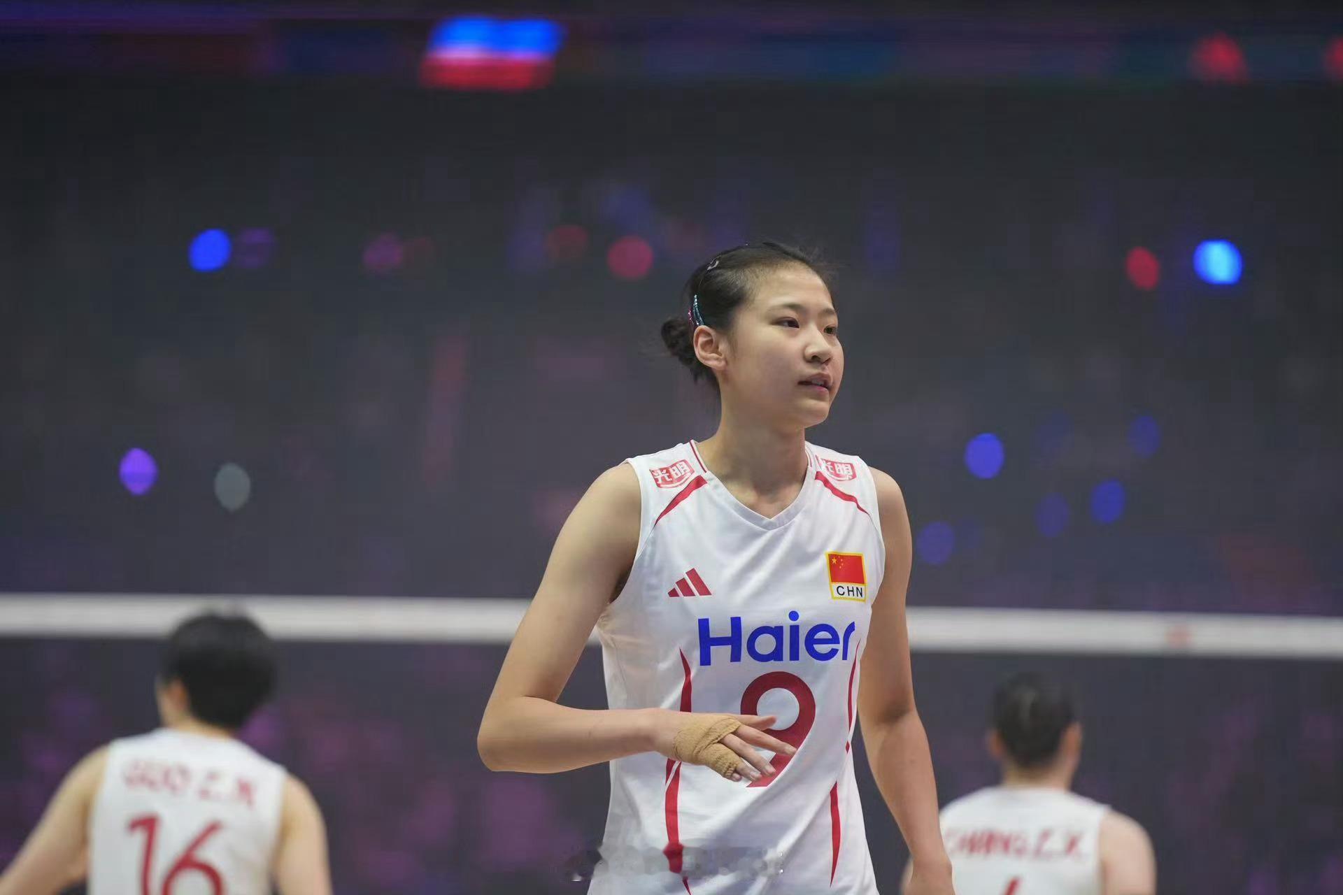 哇！没想到的比分，中国女排以3-0（25-21、25-21、25-21）横扫塞尔