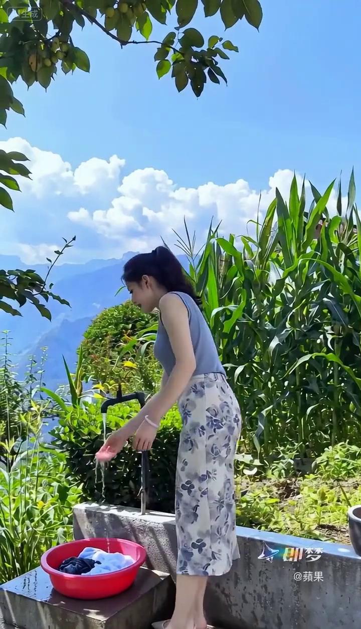 这就是我家，前面后面都是山，鸟语花香，远离城市喧嚣。我知道农村的视频很少人爱看，
