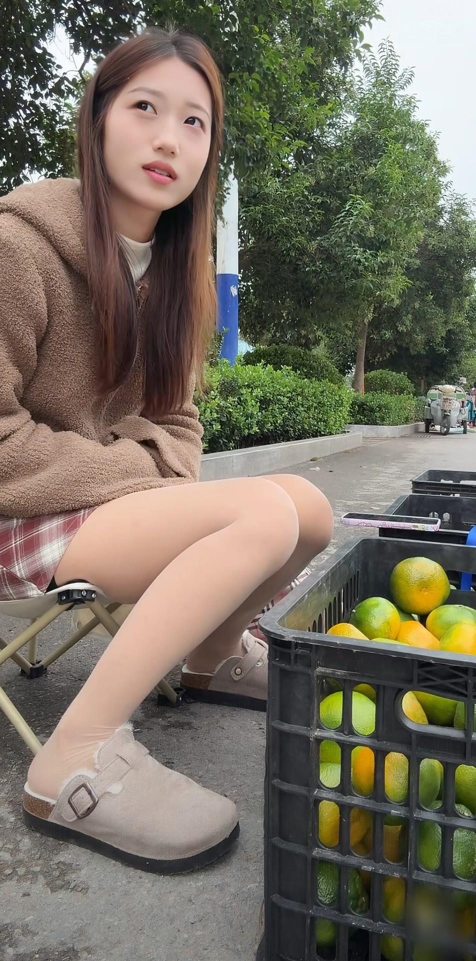 卖橘子的女孩随手拍张图，分享美好瞬间 肉色打底裤真的好看吗 如何看待女生穿丝袜 