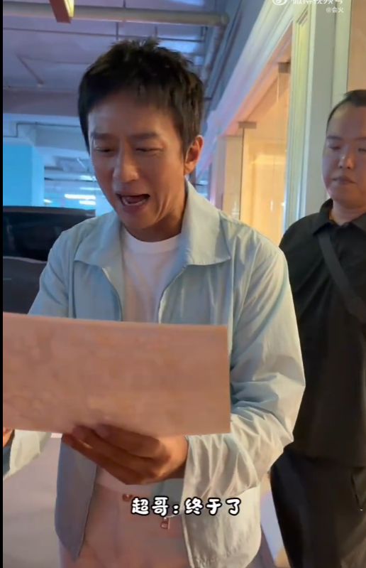 终于等到邓超签名了初代跑男合照签名集齐了终于等到邓超签名了，初代跑男合照签名集齐