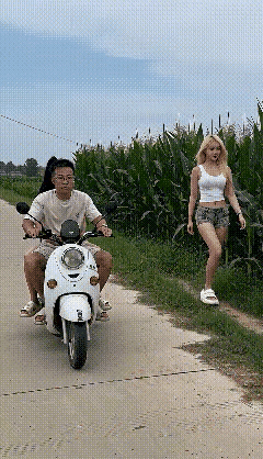 只因偷看了那两眼，就挨了老婆一耳光！
老公骑车带老婆回家，路过一片玉米地时，只见