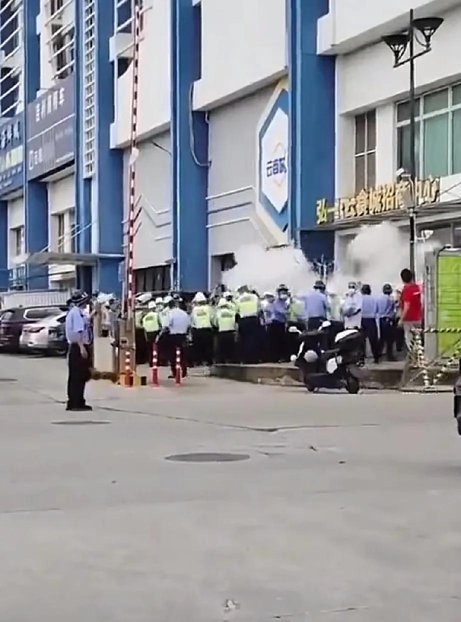 这么多人围追堵截然后吃了一记化学攻击！