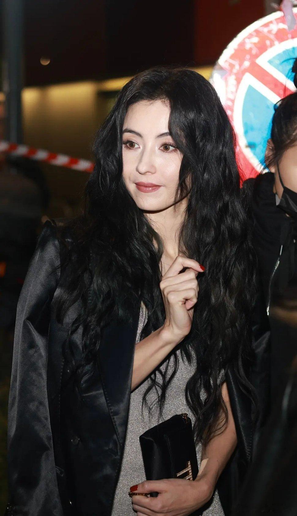 原来张柏芝这图是p的，还是原图更真实，43岁这个状态不错了 ​​​