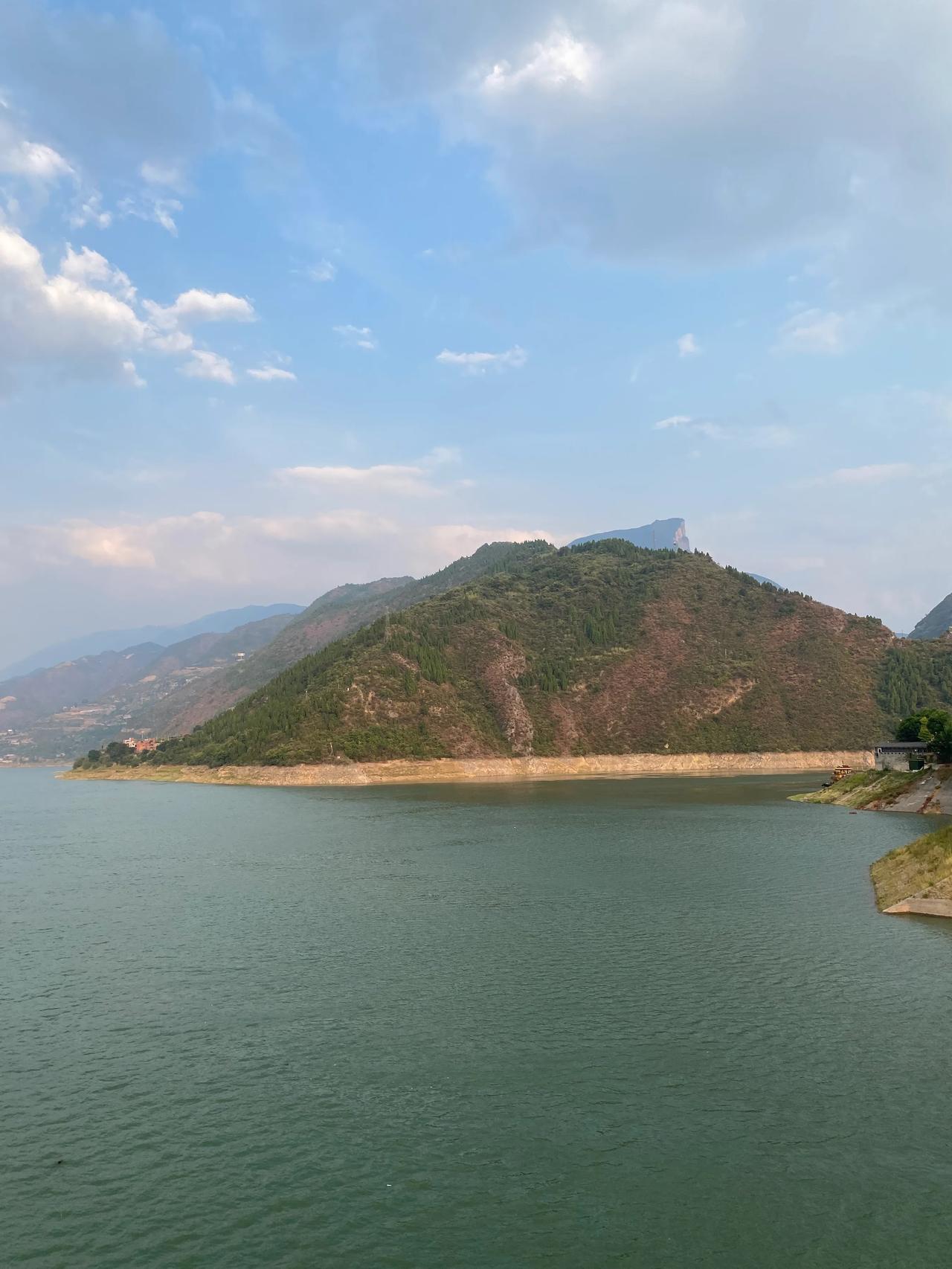 惊叹，夔门雄峙锁江天，
惜叹，白帝托孤载史篇。
夔门，又名瞿塘峡、瞿塘关，
从5
