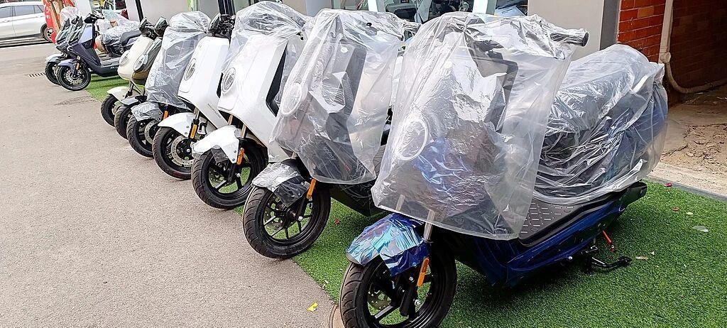 #新国标电动车安全实用并非二选一#【评论丨新国标电动自行车遭吐槽，安全与实用并非