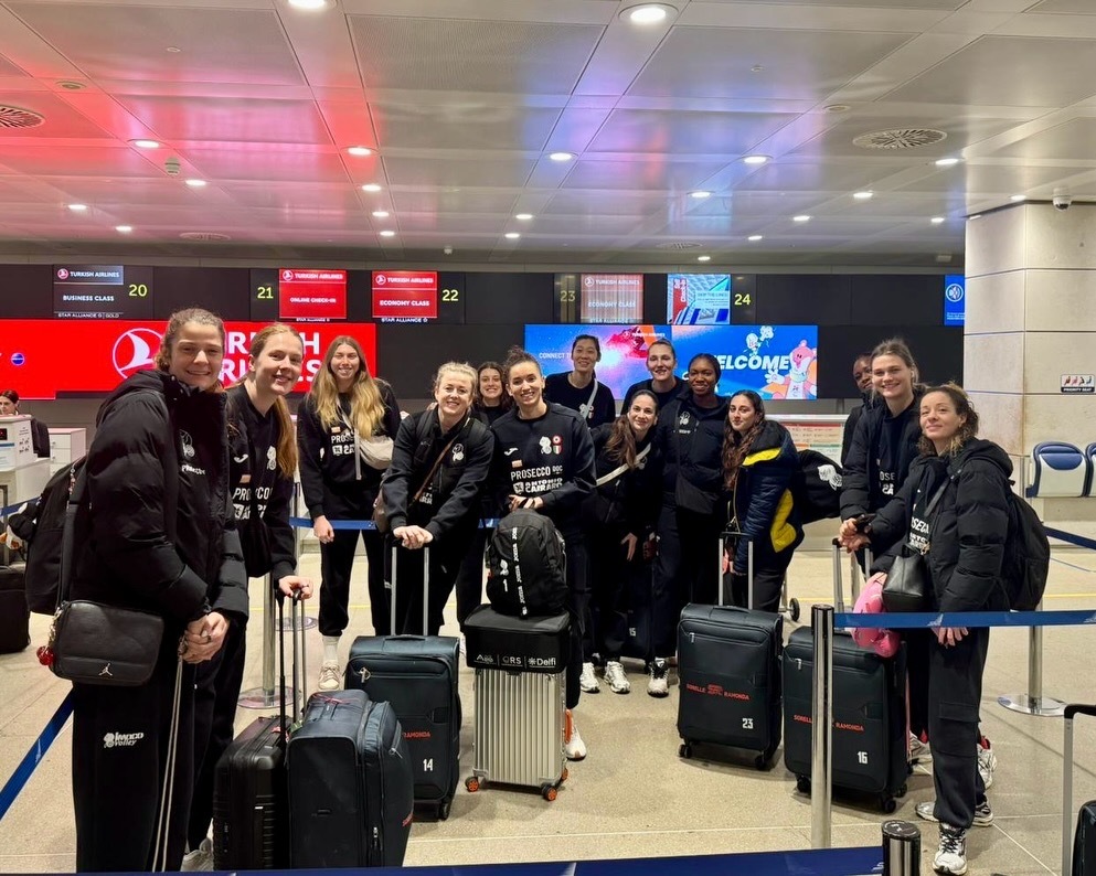 科内利亚诺全队抵达土耳其，将备战欧冠八进四客场对泽仁体育的比赛朱婷