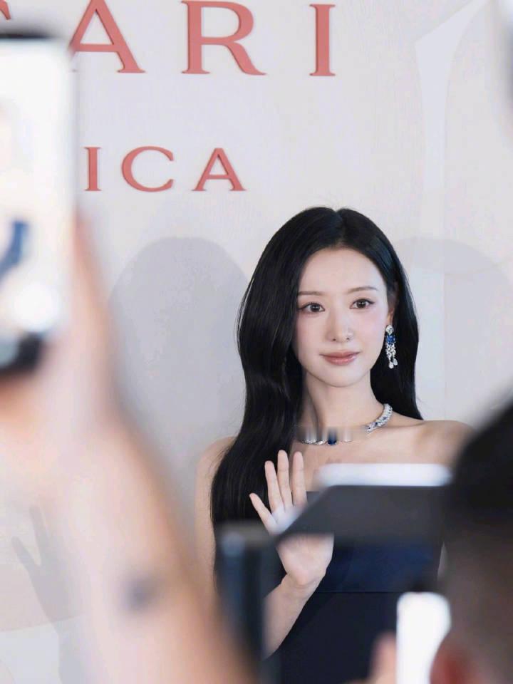 疑似张元英抢金智媛C位虽然宝格丽ceo非常中意张元英，但是怎么隐约觉得金智媛更有