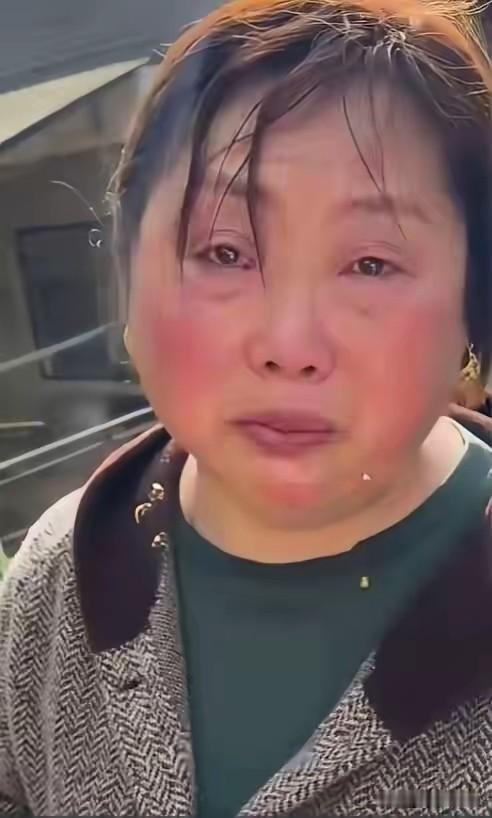 人家亲赴灾区。难道要赤博上阵吗？戴个耳环，一些人就鸡蛋里挑骨头，不要说耳环的真假