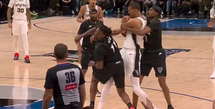 NBA裁判也不过如此！强行制造悬念文班二级恶意犯规罚下了马刺半场56:60落后！