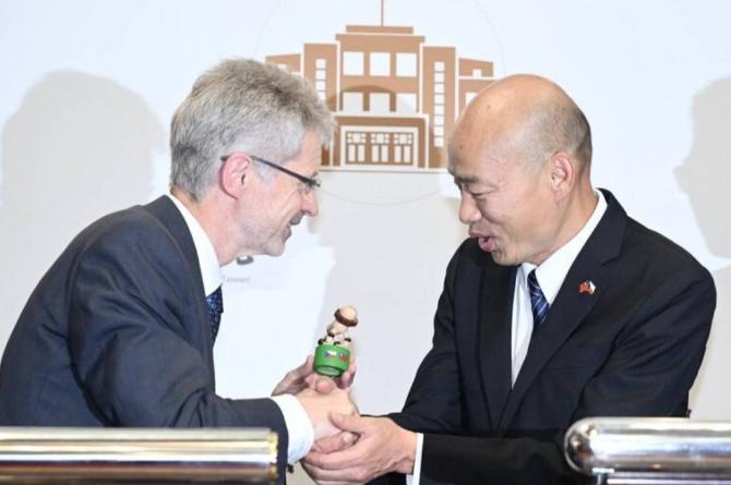 窜访台湾的捷克参议院议长对我们放狂言！6月1日，窜访的捷克参议院议长维斯特奇尔在