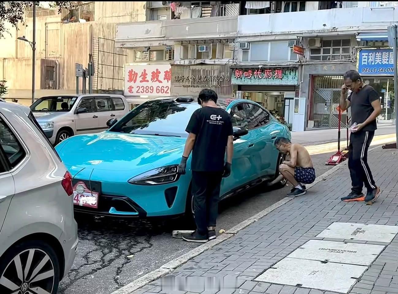 小米SU7出现在香港[舔屏]这难道要进军香港？还是转港出口这件事在香港讨论得挺火