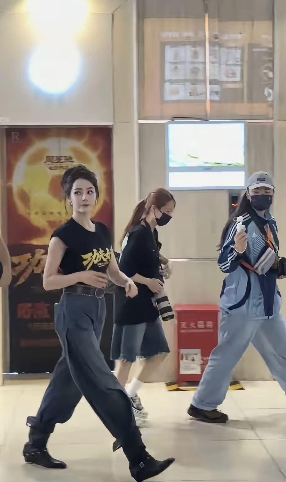 迪丽热巴现身参加《功夫女足》路演！

杨紫都没想到吧，她刚拿了白玉兰视后，迪丽热