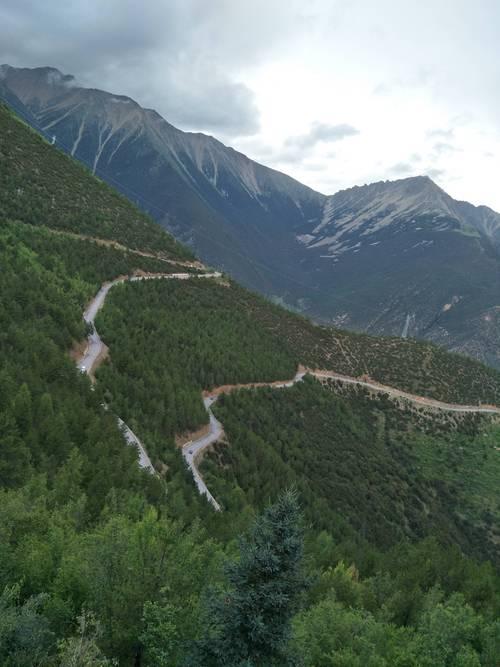 上联：山高路险西风烈，
下联：水远天长北雁鸣，
下联：海阔云低淡月寒。