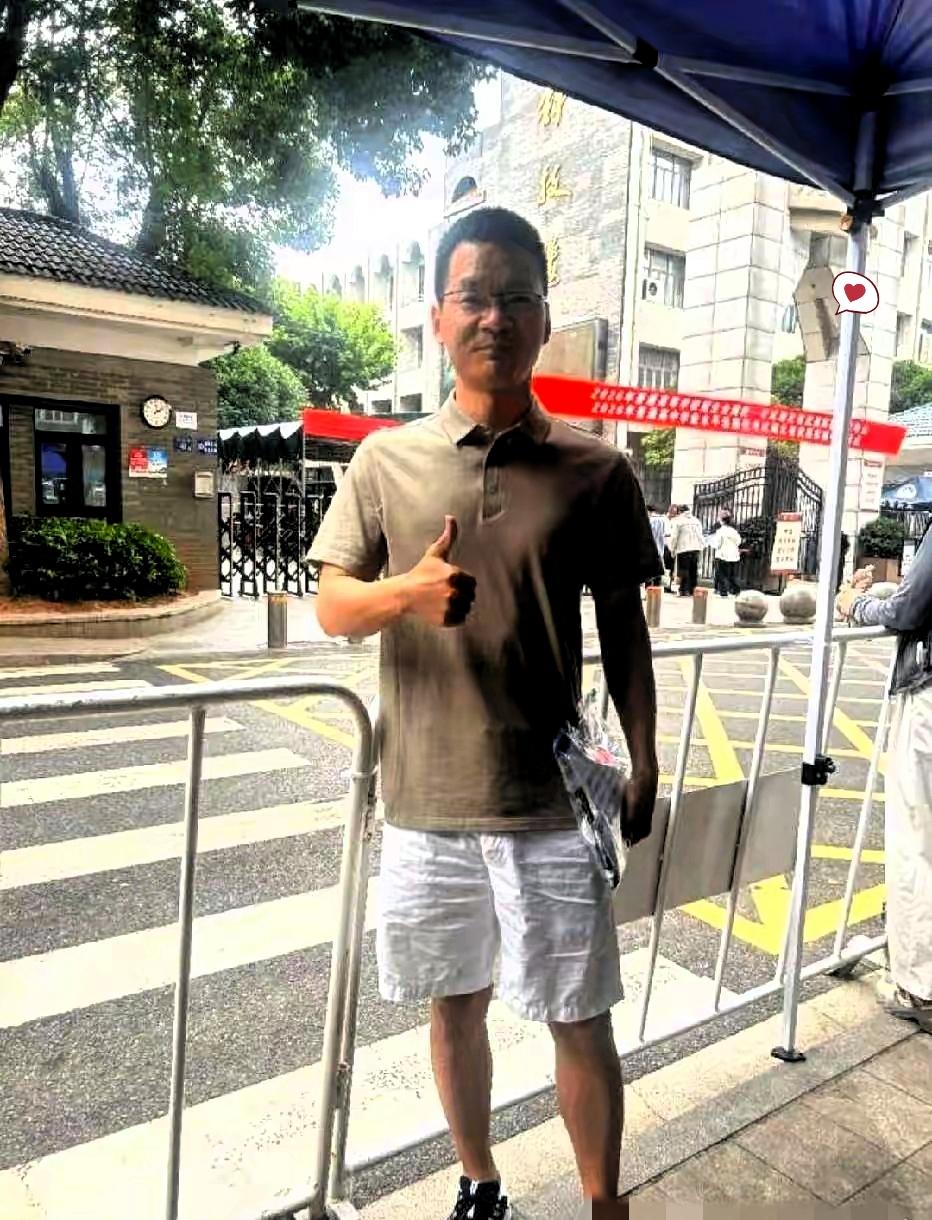 连续四年主动走进高考考场，这位数学老师的做法真的刷新了大家对师者的认知。武汉的王