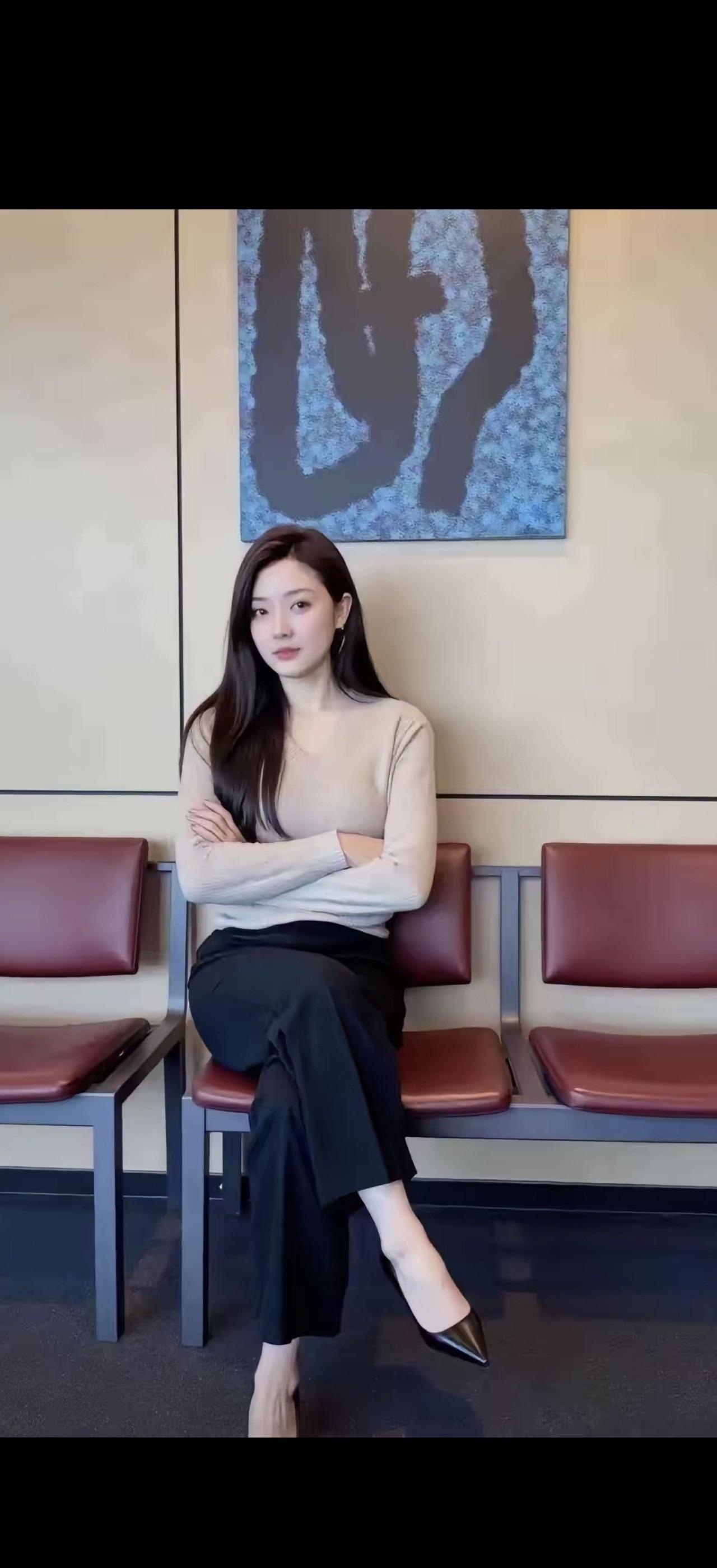 这位女士在候机室坐着。