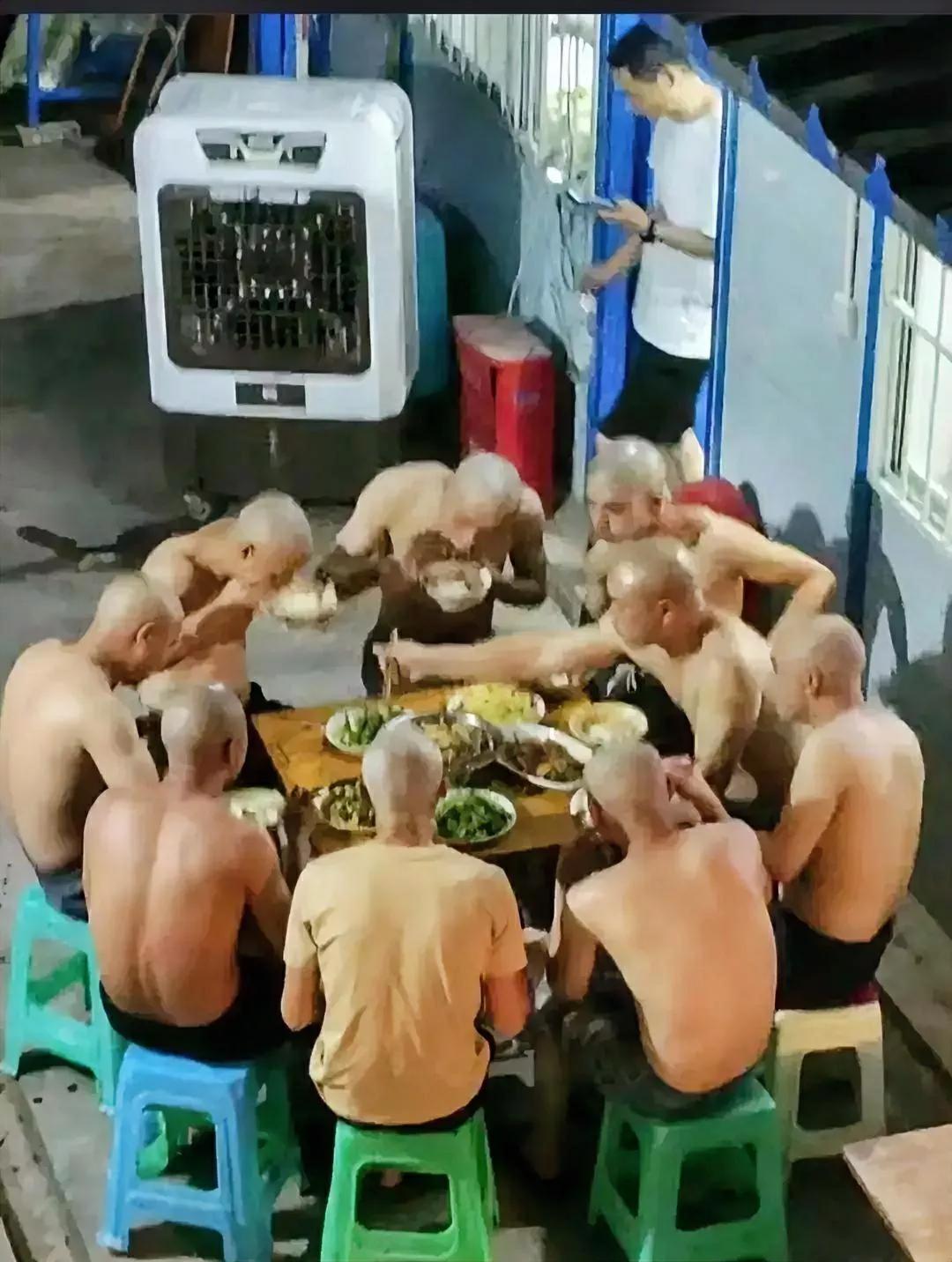路边吃饭碰到的一幕。刚开始吓我一跳以为是监狱的犯人，想想应该不是，没有警察看管呀
