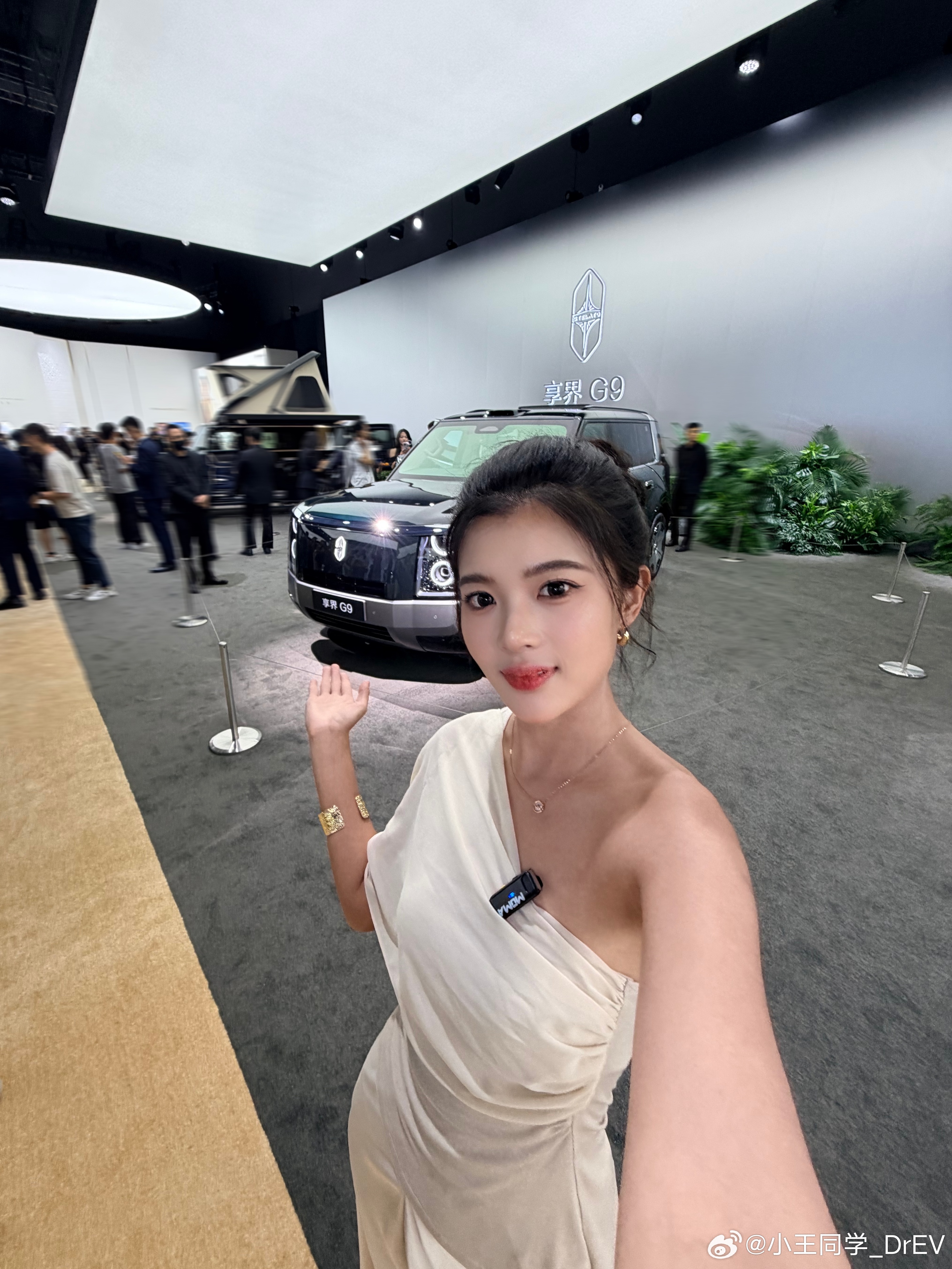 在人山人海中终于和享界G9合了一张影。享界G9预售43.98万起