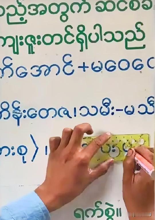 有人说中文难学，有人说英文好学。其实这是误解。
看看，咱们中国常用字也就几千个，