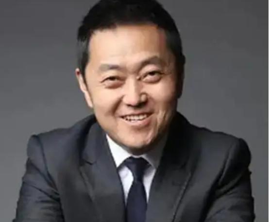 2021年，中国千亿富豪左晖因肺癌去世后，留下了1038亿身家，可谓是生不带来死