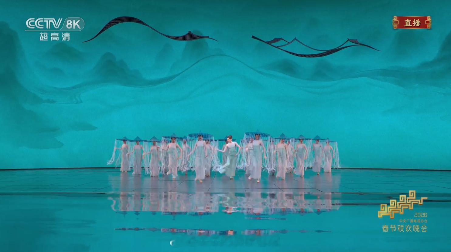 春晚 这个珠帘碰到地板发出的沙沙声突然感觉很美妙 