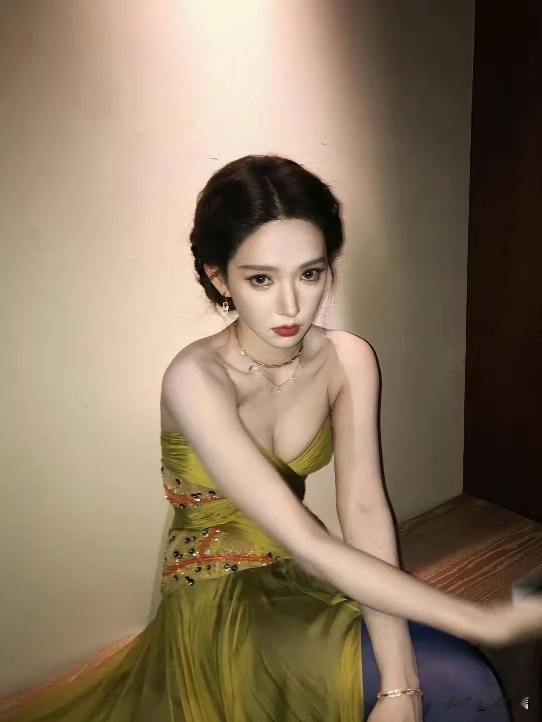 “多看看我吧，我档期很空。”看到程潇在最新红毯活动上的毛遂自荐，才意识到杜华当初