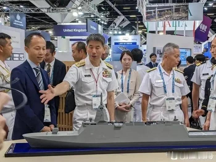 日本三菱重工推出下一代隐身护卫舰。满排6200吨，32垂发单元，127舰炮，各项