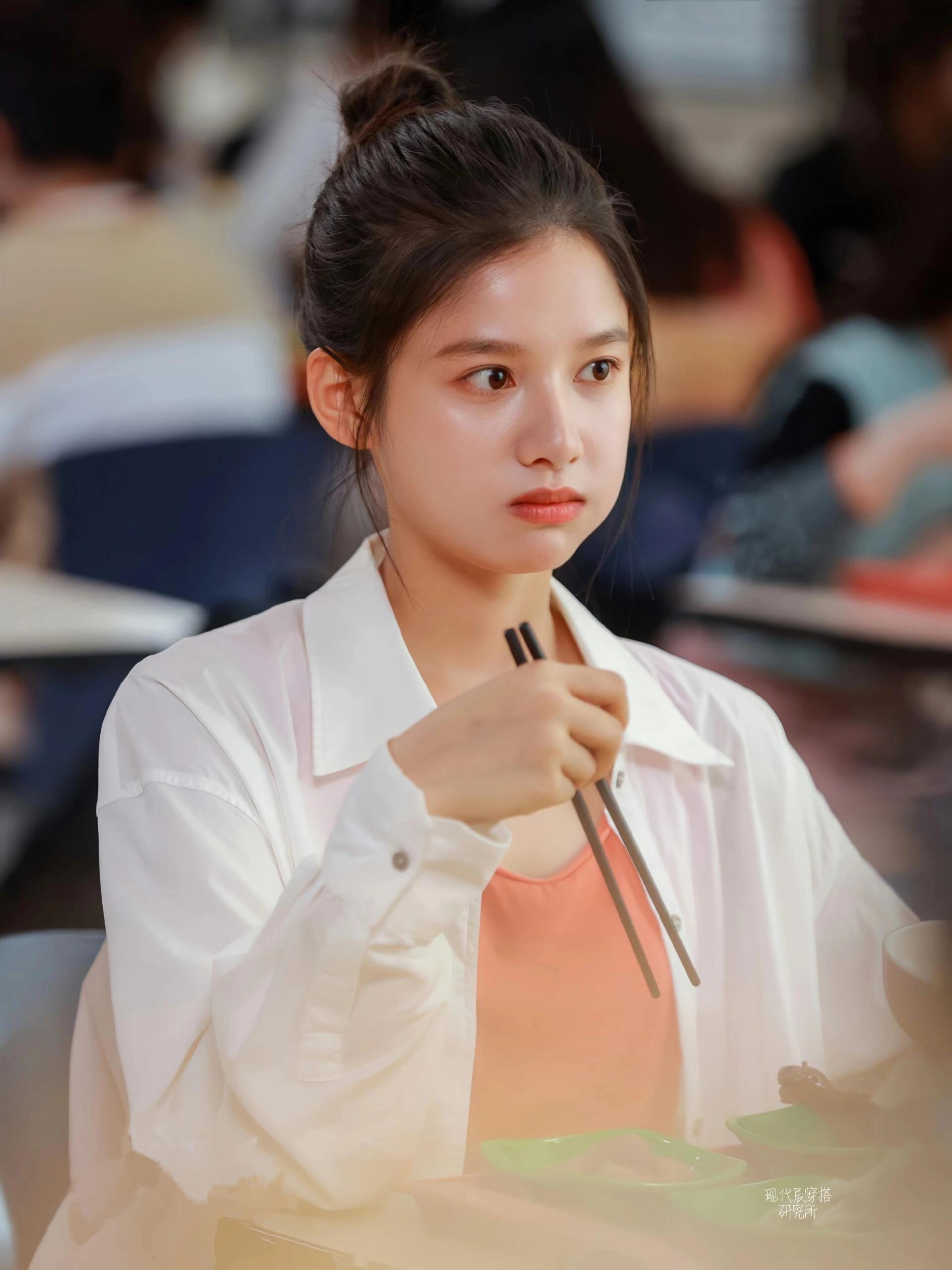 张婧仪演白富美穷学生都有说服力张婧仪身上独特的气质真的太难得，出演精致得体的白富