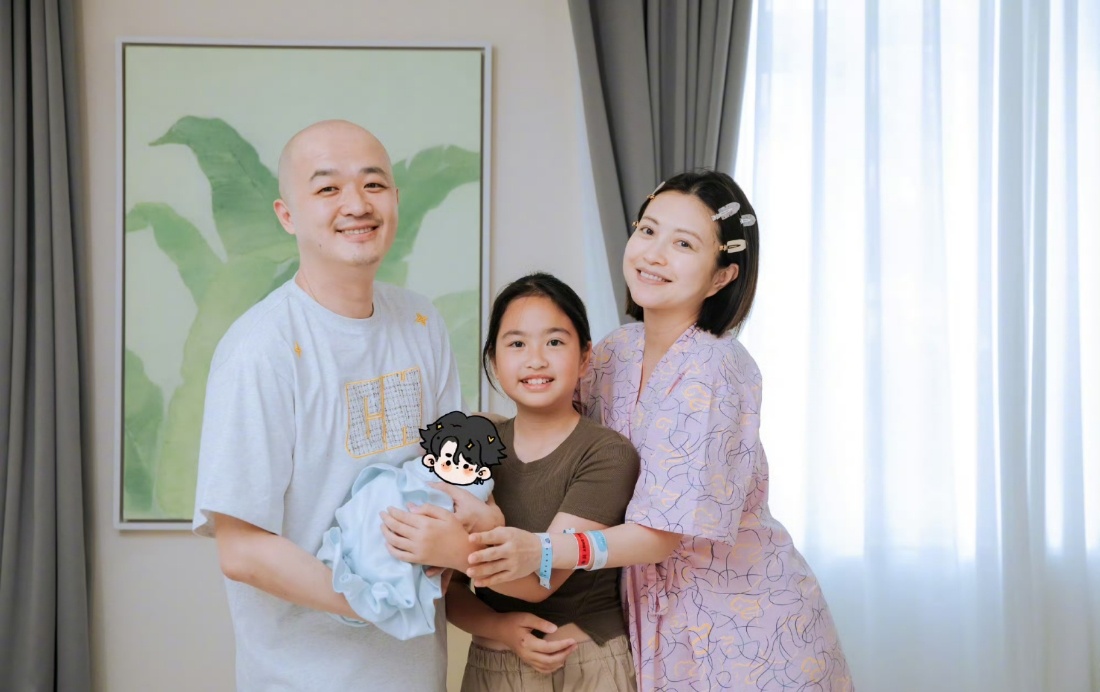 包文婧包贝尔二胎出生，恭喜我哥喜得面条子[送花花]一家四口平安幸福[赢牛奶] ​