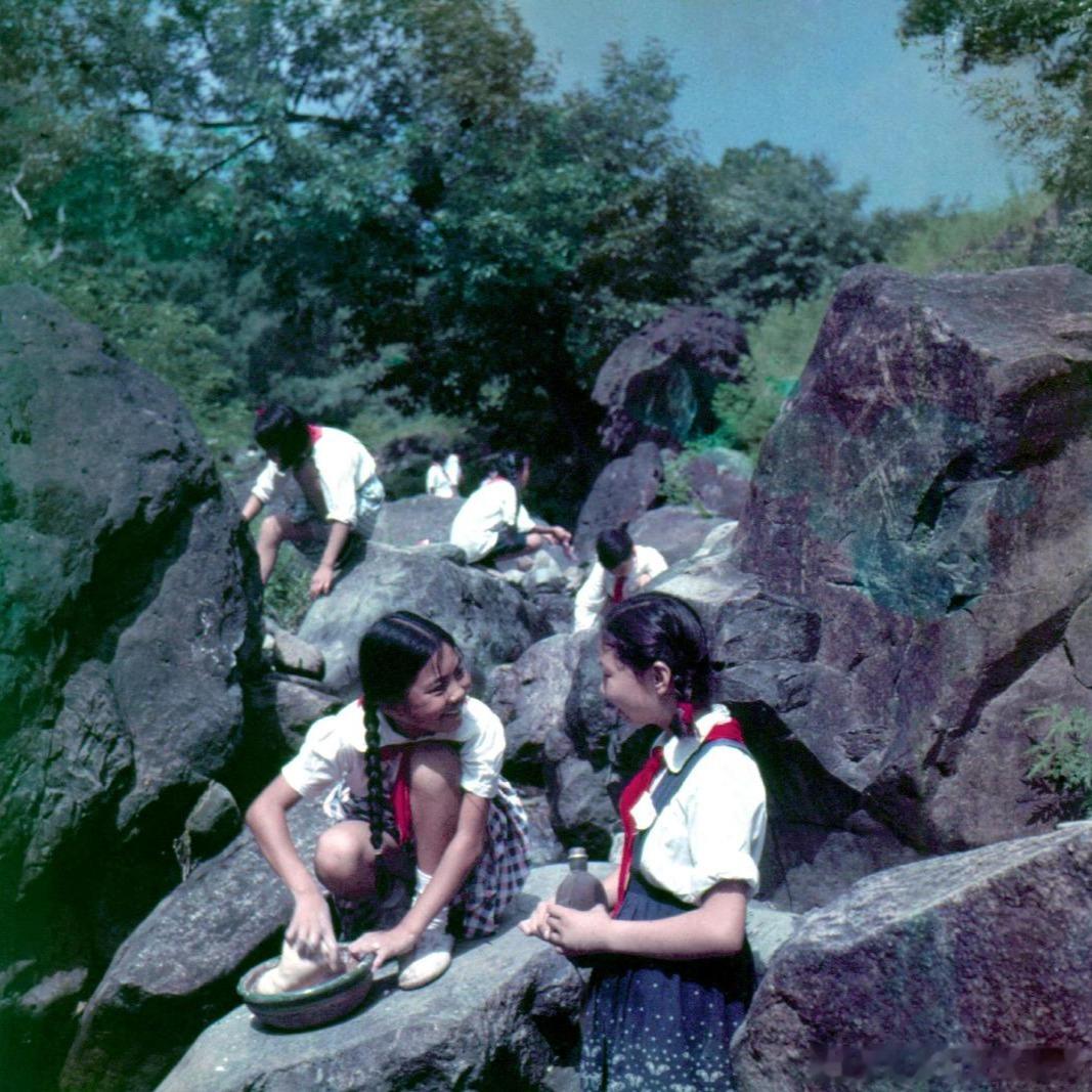 1956，北京，少年夏令营，少先队员在林间石块上准备午餐。摄影 何世尧、任诗吟、