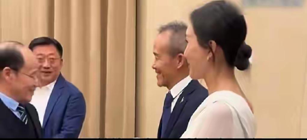 王的女人不是因为嫁的好，浅浅也不是拼爹。我相信她们都是才华横溢的美女+才女，不靠