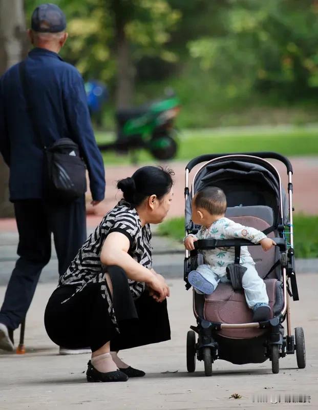 现在的年轻人的孩子大多数都是由父母来带，他们的孩童时代却是父母自己带大的，带大了