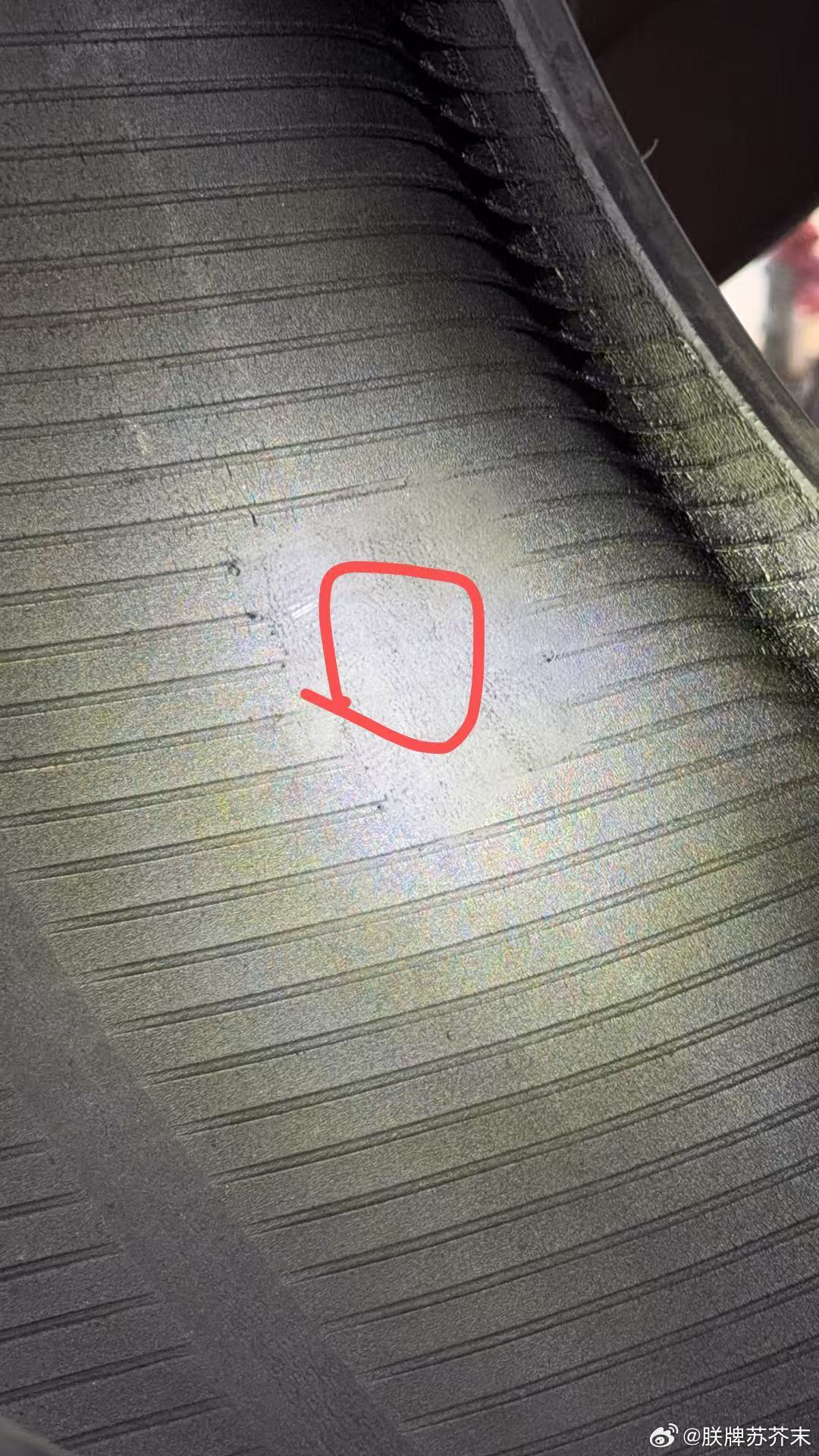 钉子戳了芝麻大的眼但是贴片和蘑菇钉一个价我那个了今天出外勤又不顺利还是要返工 