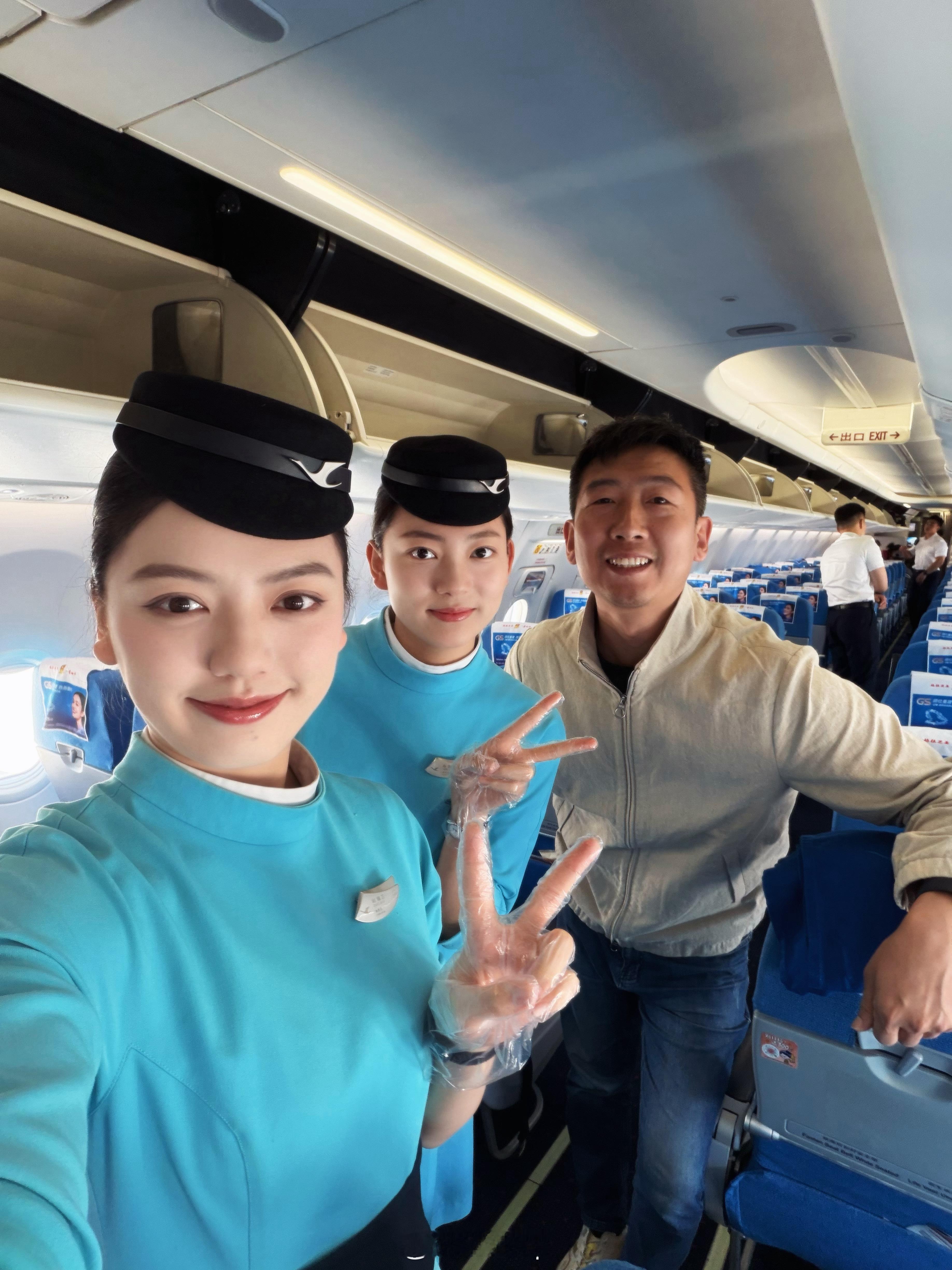 杭州回长春，厦门航空的两个漂亮小姐姐！虽然还没有成为我的女粉丝，但我感觉又发现了