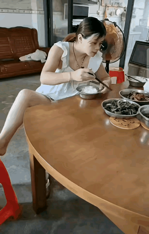 老婆吃饭的臭毛病总也该不了，大大咧咧的成何体统，这要是在外和朋友聚餐，成啥样子呀