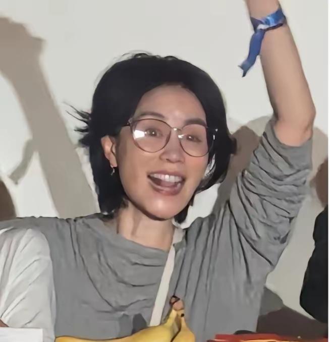 8月23日晚，那英北京演唱会。

点到台下王菲，57岁的她像小姑娘一样举手，被一