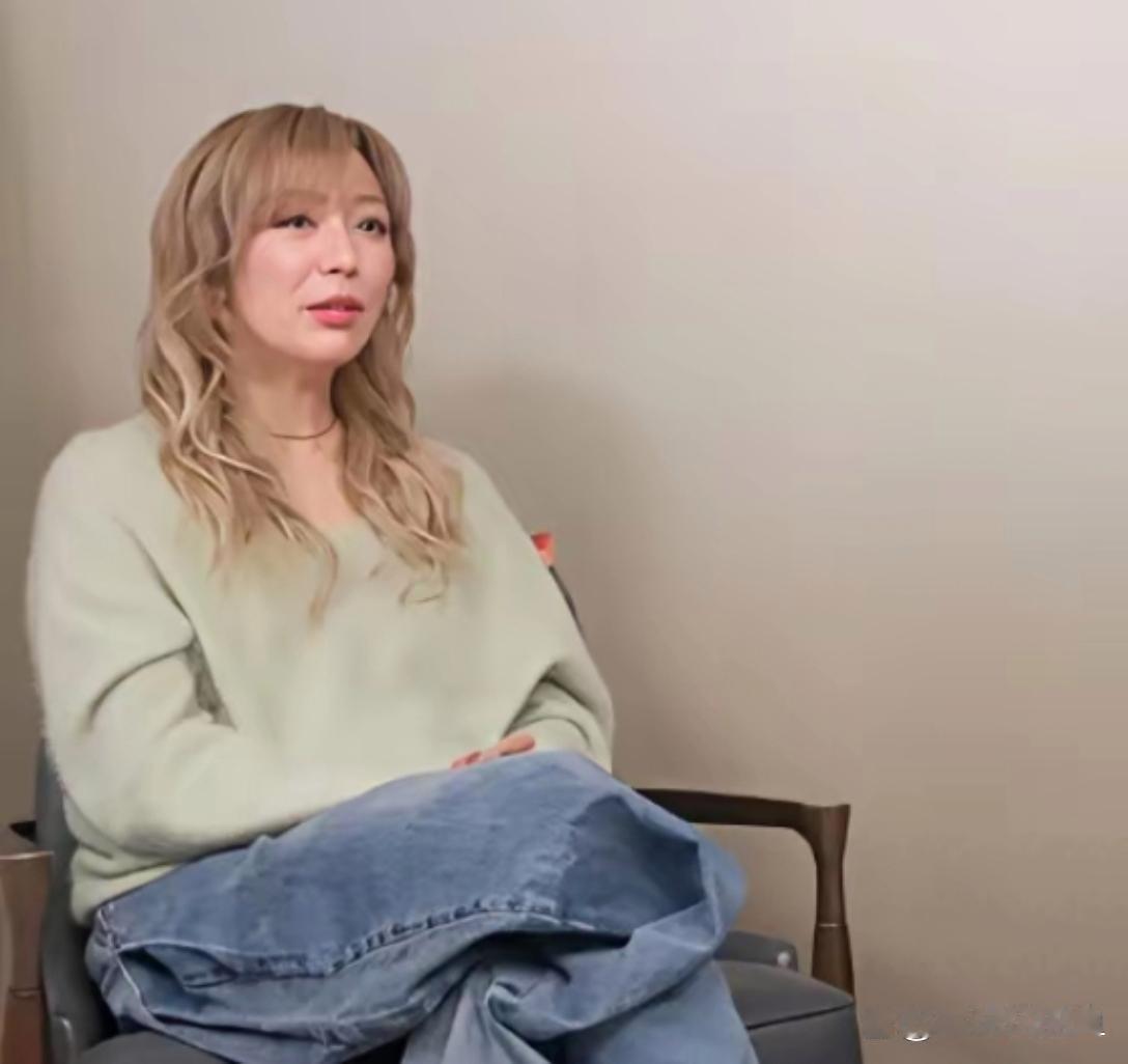 郑秀文又变样了。 