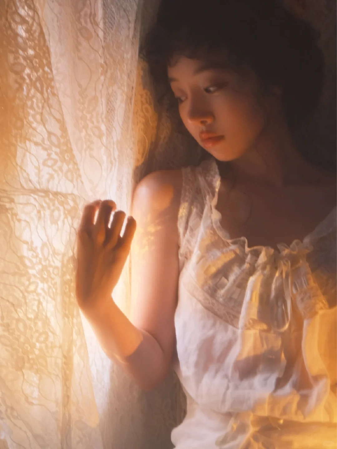 摇曳的琥珀色烛火，偷藏了写给月亮的诗📜