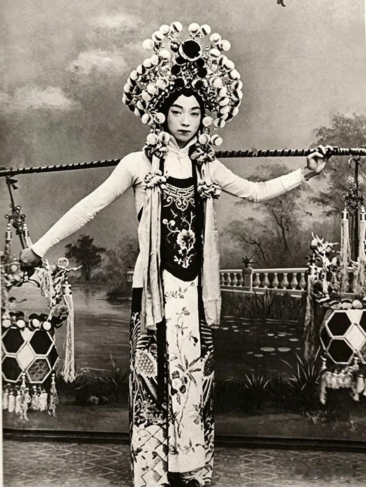 他以水袖作笔，以岁月为纸，于京剧一方戏台之上，书写半部震撼人心的东方美学史诗。