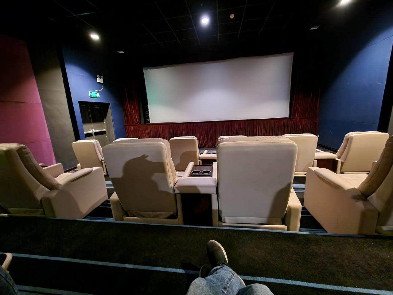 去大观天地看疯狂动物城，33元一张票，结果就我们两个人，买了一桶爆米花，28，加