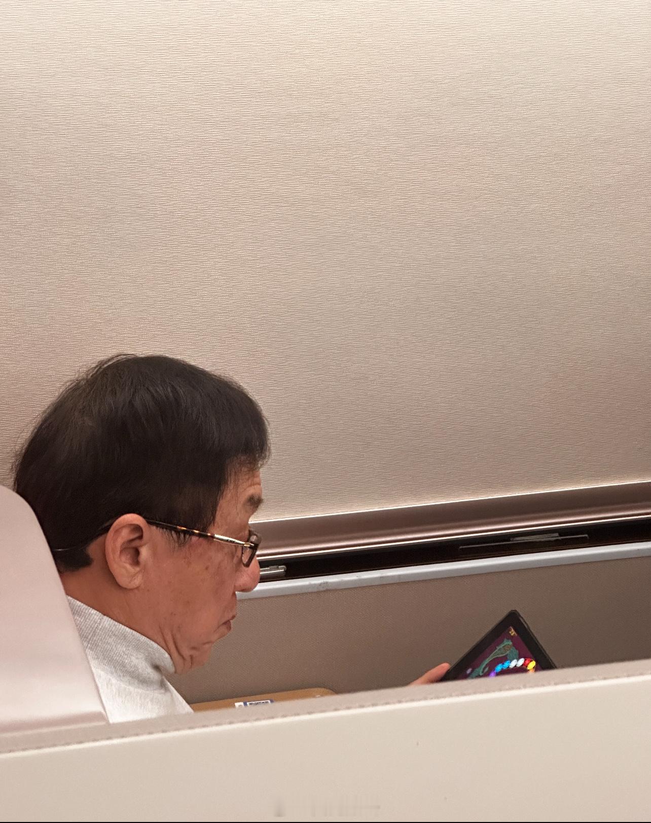 在高铁偶遇在高铁玩游戏🎮 