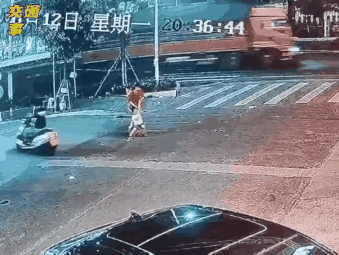 孩子任性，当父母的可不能任性，就这样把孩子丢在马路上，一点安全意识也没有，这是把