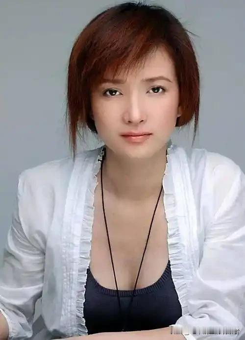 这几天，知名女演员何晴去世的消息充斥着屏幕。温婉端庄的外表，无论是其真人，还是其