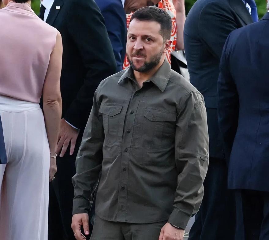 别看泽连斯基穿着普通，总是一副军队的着装，其实泽连斯基是一个大地主，他在美国购买