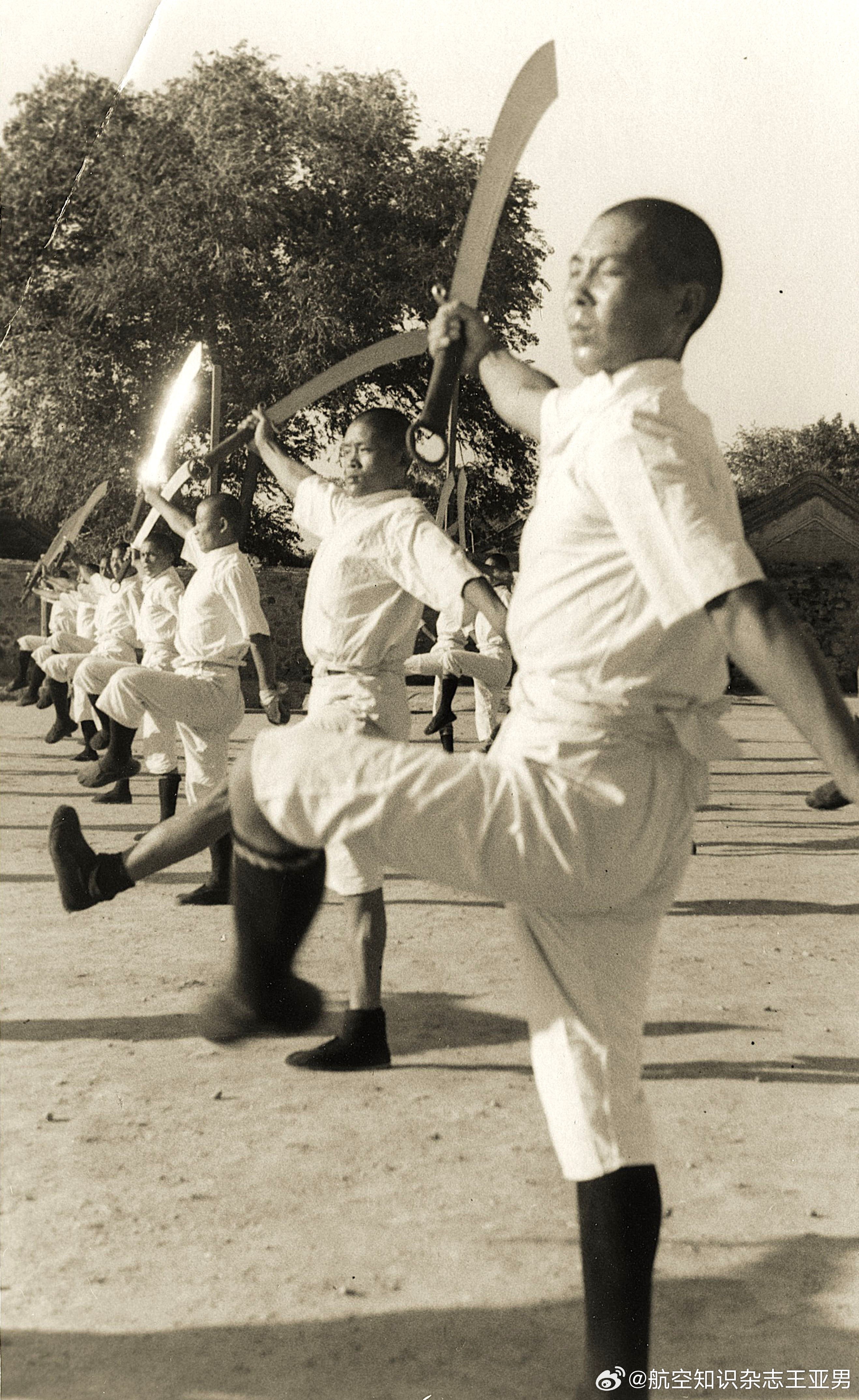 1937年操场上练习刀术的中国士兵。照片收藏在国外档案机构，并未给出拍摄地点，但